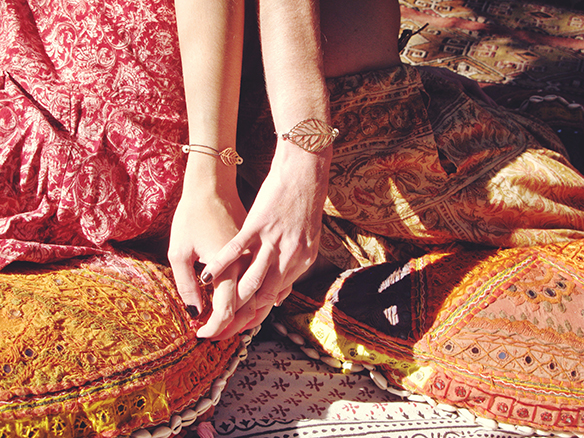 15-colgadas-de-una-percha-almah-scented-jewelry-lookbook-fw-15-16-joyeria-bisuteria-aromatica-perfumada-anna-duarte-gina-carreras-hippie-yoga-3