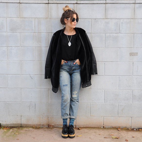 15-colgadas-de-una-percha-anna-duarte-boyfriend-jeans-socks-calcetines-cuero-pelo-chaqueta-fur-leather-jacket-zapatos-plataforma-madera-wood-platform-shoes-fatima-10