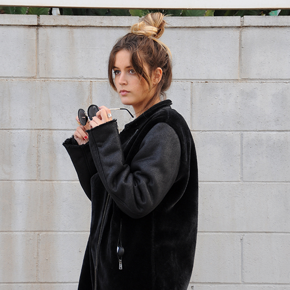 15-colgadas-de-una-percha-anna-duarte-boyfriend-jeans-socks-calcetines-cuero-pelo-chaqueta-fur-leather-jacket-zapatos-plataforma-madera-wood-platform-shoes-fatima-2