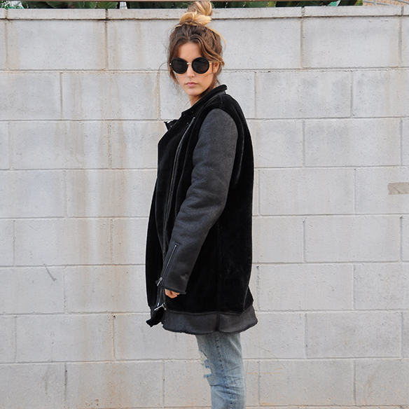 15-colgadas-de-una-percha-anna-duarte-boyfriend-jeans-socks-calcetines-cuero-pelo-chaqueta-fur-leather-jacket-zapatos-plataforma-madera-wood-platform-shoes-fatima-3