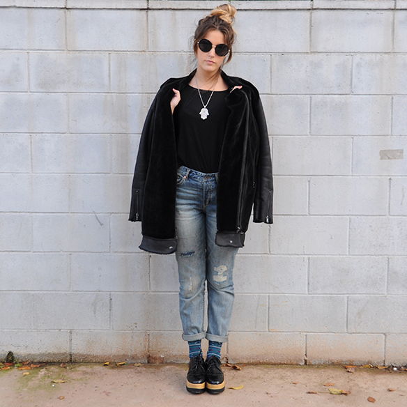 15-colgadas-de-una-percha-anna-duarte-boyfriend-jeans-socks-calcetines-cuero-pelo-chaqueta-fur-leather-jacket-zapatos-plataforma-madera-wood-platform-shoes-fatima-4