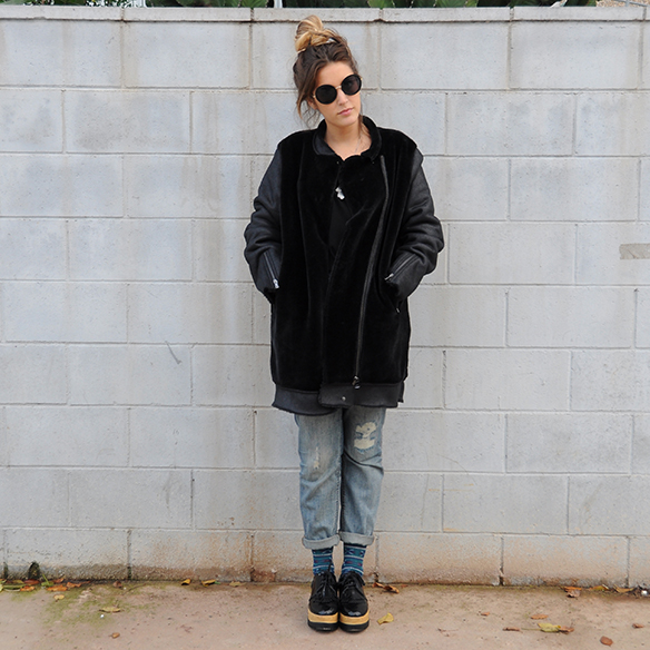 15-colgadas-de-una-percha-anna-duarte-boyfriend-jeans-socks-calcetines-cuero-pelo-chaqueta-fur-leather-jacket-zapatos-plataforma-madera-wood-platform-shoes-fatima-6