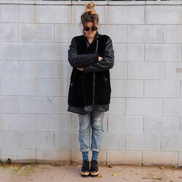 15-colgadas-de-una-percha-anna-duarte-boyfriend-jeans-socks-calcetines-cuero-pelo-chaqueta-fur-leather-jacket-zapatos-plataforma-madera-wood-platform-shoes-fatima-7