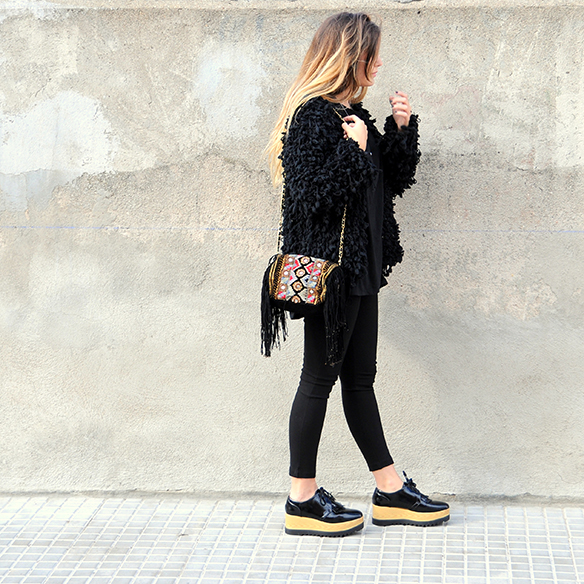 15-colgadas-de-una-percha-anna-duarte-total-black-look-todo-al-negro-bolso-brocado-brocade-purse-2