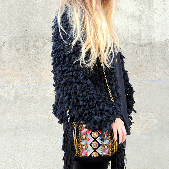 15-colgadas-de-una-percha-anna-duarte-total-black-look-todo-al-negro-bolso-brocado-brocade-purse-5