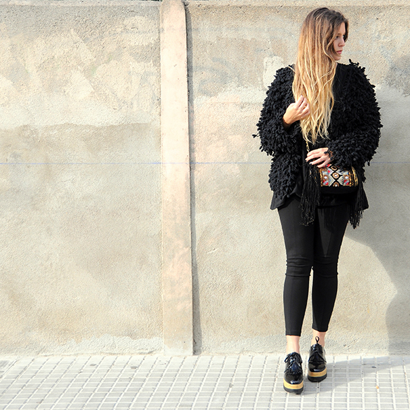 15-colgadas-de-una-percha-anna-duarte-total-black-look-todo-al-negro-bolso-brocado-brocade-purse-6