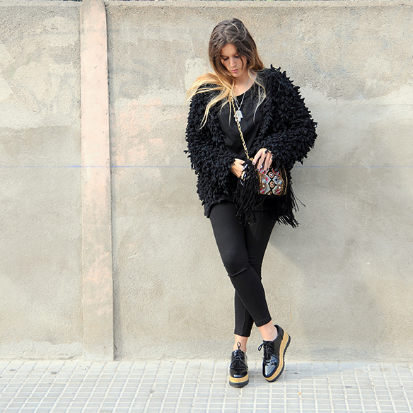 15-colgadas-de-una-percha-anna-duarte-total-black-look-todo-al-negro-bolso-brocado-brocade-purse-8