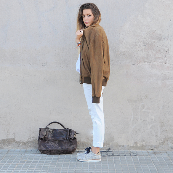 15-colgadas-de-una-percha-anna-duarte-total-white-look-in-november-blanco-en-noviembre-bambas-trainers-camel-ante-2