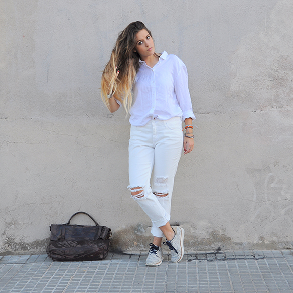 15-colgadas-de-una-percha-anna-duarte-total-white-look-in-november-blanco-en-noviembre-bambas-trainers-camel-ante-3