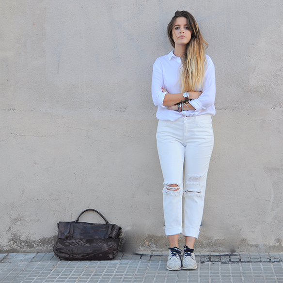 15-colgadas-de-una-percha-anna-duarte-total-white-look-in-november-blanco-en-noviembre-bambas-trainers-camel-ante-4