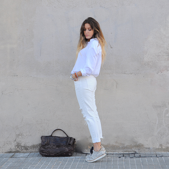 15-colgadas-de-una-percha-anna-duarte-total-white-look-in-november-blanco-en-noviembre-bambas-trainers-camel-ante-6