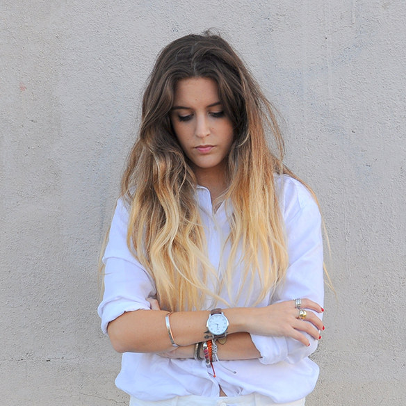 15-colgadas-de-una-percha-anna-duarte-total-white-look-in-november-blanco-en-noviembre-bambas-trainers-camel-ante-7