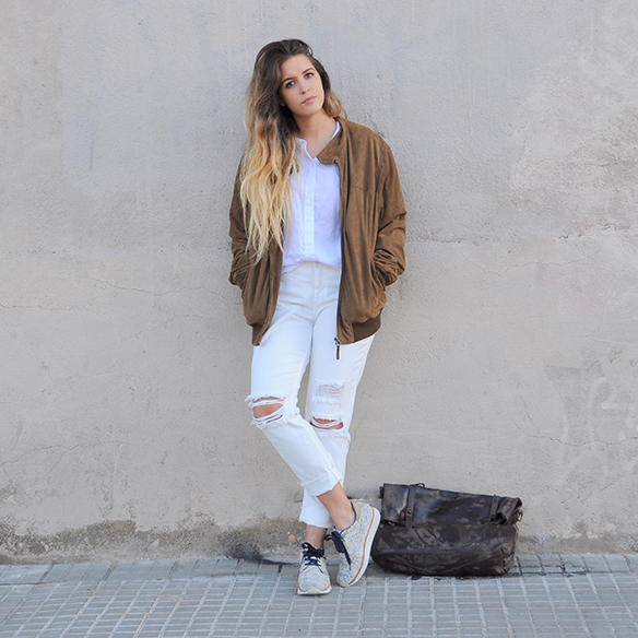 15-colgadas-de-una-percha-anna-duarte-total-white-look-in-november-blanco-en-noviembre-bambas-trainers-camel-ante-9