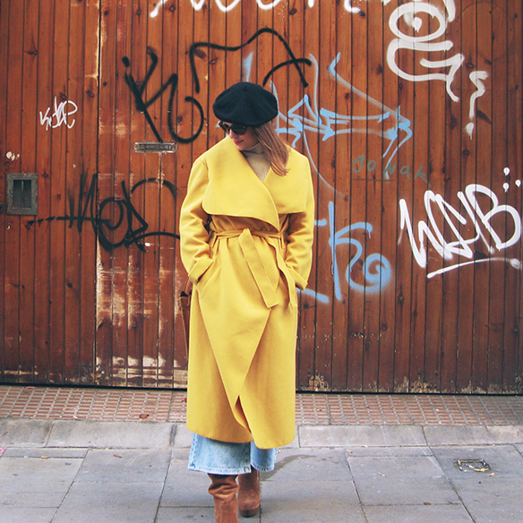 15-colgadas-de-una-percha-carla-kissler-abrigo-mostaza-mustard-coat-boina-beret-cropped-flare-pants-jersey-cuello-alto-punto-canale-turtleneck-ribbed-knit-1