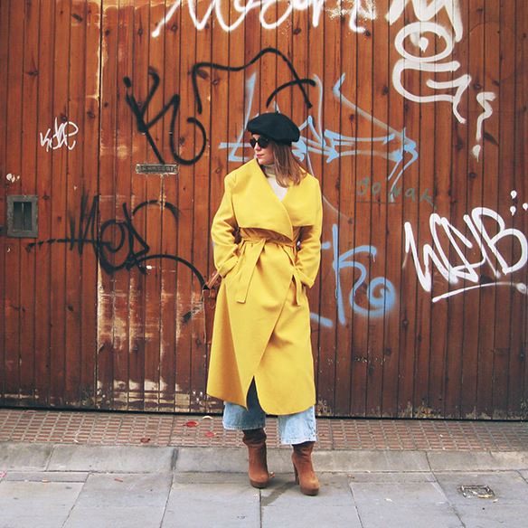 15-colgadas-de-una-percha-carla-kissler-abrigo-mostaza-mustard-coat-boina-beret-cropped-flare-pants-jersey-cuello-alto-punto-canale-turtleneck-ribbed-knit-2