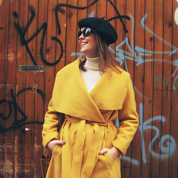 15-colgadas-de-una-percha-carla-kissler-abrigo-mostaza-mustard-coat-boina-beret-cropped-flare-pants-jersey-cuello-alto-punto-canale-turtleneck-ribbed-knit-3