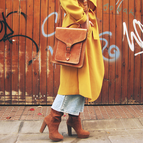 15-colgadas-de-una-percha-carla-kissler-abrigo-mostaza-mustard-coat-boina-beret-cropped-flare-pants-jersey-cuello-alto-punto-canale-turtleneck-ribbed-knit-5