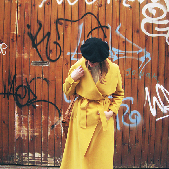 15-colgadas-de-una-percha-carla-kissler-abrigo-mostaza-mustard-coat-boina-beret-cropped-flare-pants-jersey-cuello-alto-punto-canale-turtleneck-ribbed-knit-7