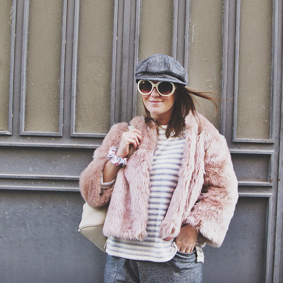 15-colgadas-de-una-percha-carla-kissler-abrigo-pelo-rosa-pink-fur-coat-rayas-grises-grey-stripes-mochila-backpack-bambas-trainers-cropped-pants-1