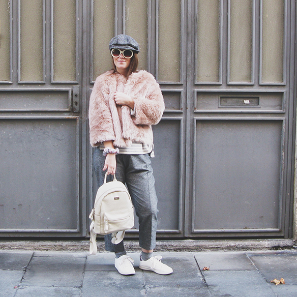 15-colgadas-de-una-percha-carla-kissler-abrigo-pelo-rosa-pink-fur-coat-rayas-grises-grey-stripes-mochila-backpack-bambas-trainers-cropped-pants-10
