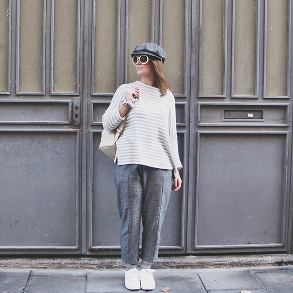 15-colgadas-de-una-percha-carla-kissler-abrigo-pelo-rosa-pink-fur-coat-rayas-grises-grey-stripes-mochila-backpack-bambas-trainers-cropped-pants-2