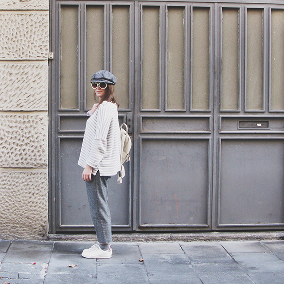 15-colgadas-de-una-percha-carla-kissler-abrigo-pelo-rosa-pink-fur-coat-rayas-grises-grey-stripes-mochila-backpack-bambas-trainers-cropped-pants-3