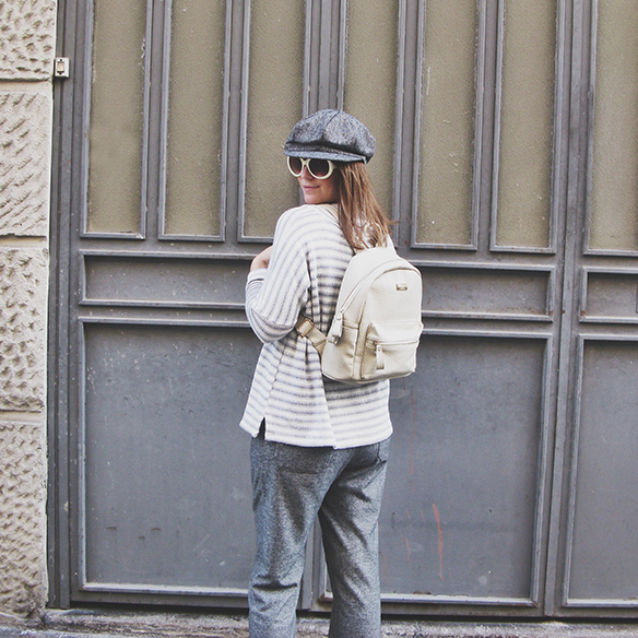 15-colgadas-de-una-percha-carla-kissler-abrigo-pelo-rosa-pink-fur-coat-rayas-grises-grey-stripes-mochila-backpack-bambas-trainers-cropped-pants-4