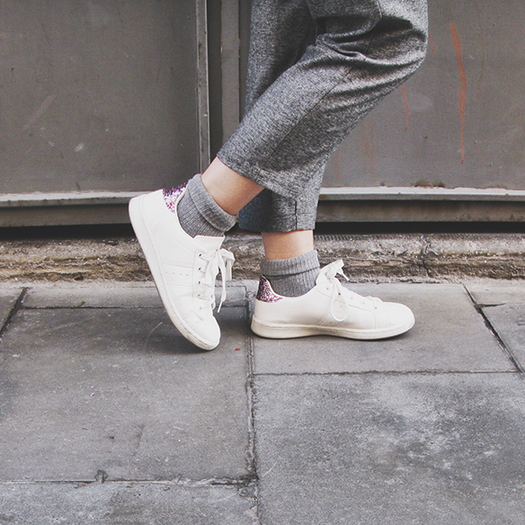 15-colgadas-de-una-percha-carla-kissler-abrigo-pelo-rosa-pink-fur-coat-rayas-grises-grey-stripes-mochila-backpack-bambas-trainers-cropped-pants-5