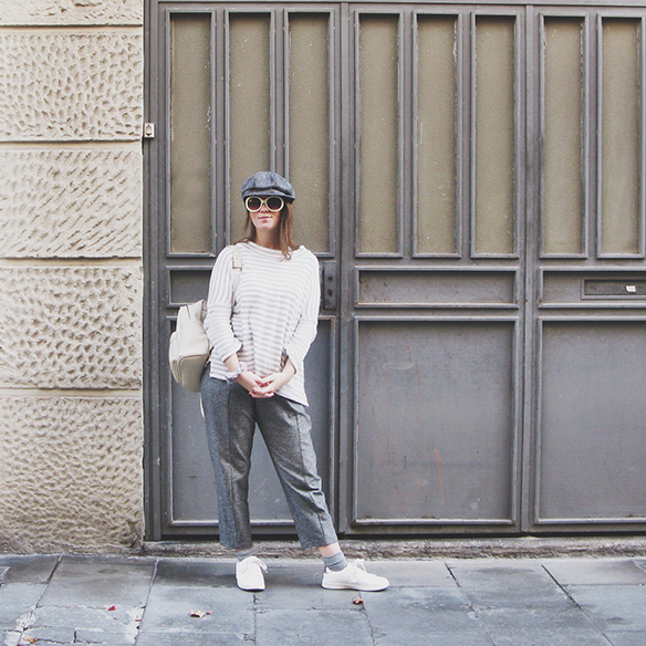 15-colgadas-de-una-percha-carla-kissler-abrigo-pelo-rosa-pink-fur-coat-rayas-grises-grey-stripes-mochila-backpack-bambas-trainers-cropped-pants-6