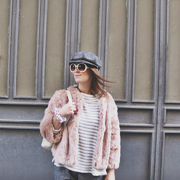 15-colgadas-de-una-percha-carla-kissler-abrigo-pelo-rosa-pink-fur-coat-rayas-grises-grey-stripes-mochila-backpack-bambas-trainers-cropped-pants-7