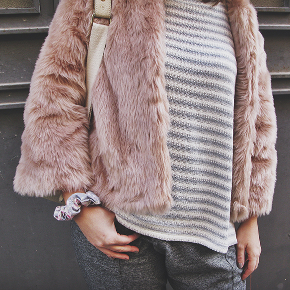 15-colgadas-de-una-percha-carla-kissler-abrigo-pelo-rosa-pink-fur-coat-rayas-grises-grey-stripes-mochila-backpack-bambas-trainers-cropped-pants-8
