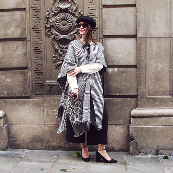 15-colgadas-de-una-percha-carla-kissler-granny-shoes-poncho-boina-beret-culottes-70s-bow-shirt-snake-print-1