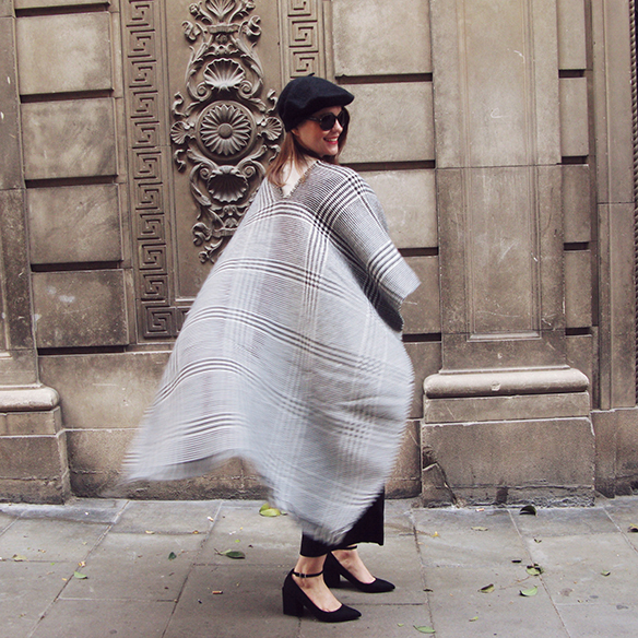 15-colgadas-de-una-percha-carla-kissler-granny-shoes-poncho-boina-beret-culottes-70s-bow-shirt-snake-print-11