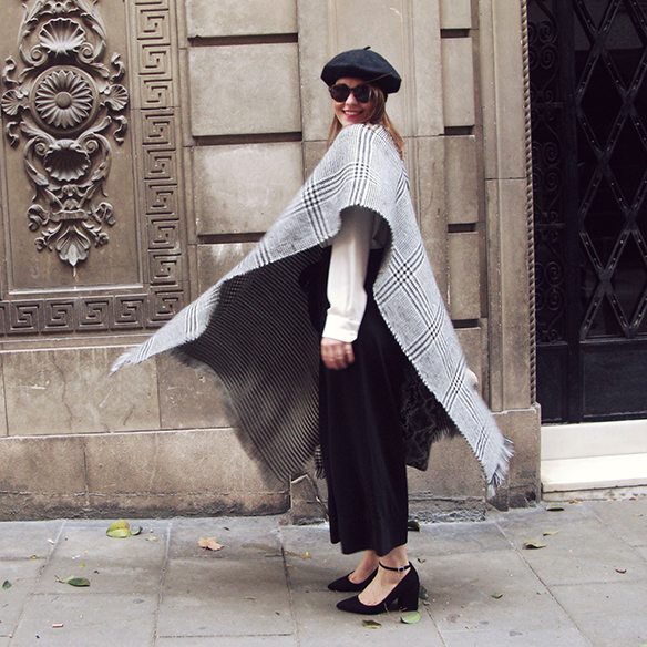 15-colgadas-de-una-percha-carla-kissler-granny-shoes-poncho-boina-beret-culottes-70s-bow-shirt-snake-print-2