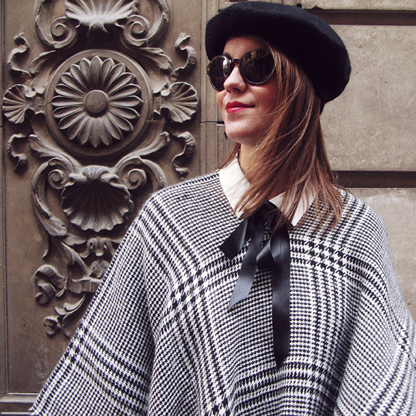 15-colgadas-de-una-percha-carla-kissler-granny-shoes-poncho-boina-beret-culottes-70s-bow-shirt-snake-print-3