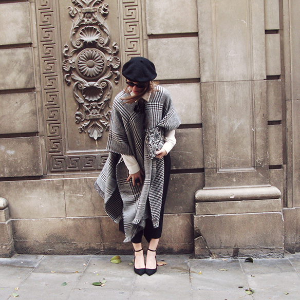 15-colgadas-de-una-percha-carla-kissler-granny-shoes-poncho-boina-beret-culottes-70s-bow-shirt-snake-print-5