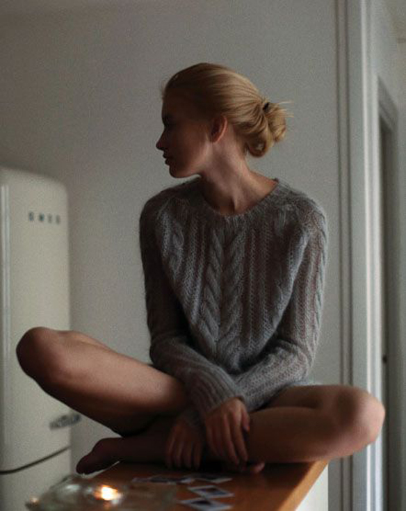 15-colgadas-de-una-percha-december-mood-board-diciembre-abrigos-pelo-fur-coats-maxi-jerseis-lana-wool-jumpers-white-blanco-fiestas-holidays-frio-cold-winter-invierno-16