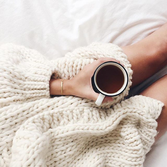 15-colgadas-de-una-percha-december-mood-board-diciembre-abrigos-pelo-fur-coats-maxi-jerseis-lana-wool-jumpers-white-blanco-fiestas-holidays-frio-cold-winter-invierno-2