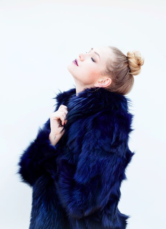 15-colgadas-de-una-percha-december-mood-board-diciembre-abrigos-pelo-fur-coats-maxi-jerseis-lana-wool-jumpers-white-blanco-fiestas-holidays-frio-cold-winter-invierno-23