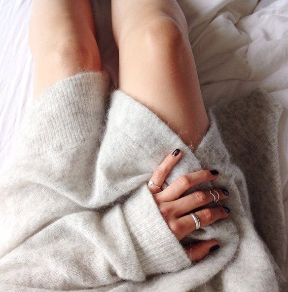 15-colgadas-de-una-percha-december-mood-board-diciembre-abrigos-pelo-fur-coats-maxi-jerseis-lana-wool-jumpers-white-blanco-fiestas-holidays-frio-cold-winter-invierno-28