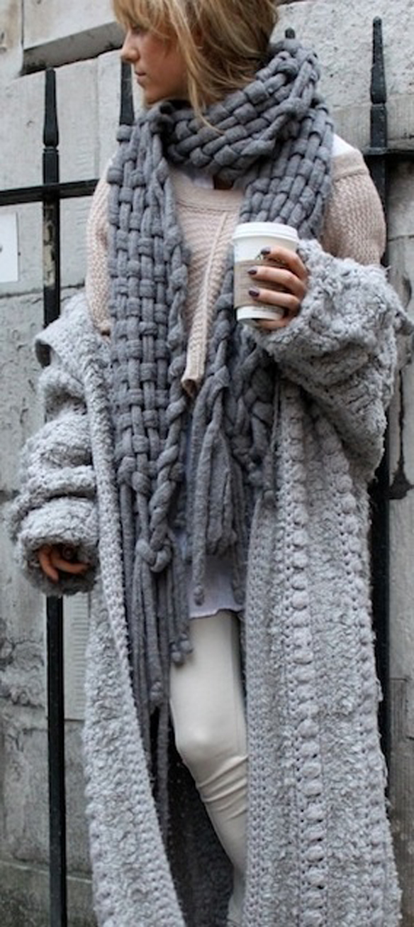 15-colgadas-de-una-percha-december-mood-board-diciembre-abrigos-pelo-fur-coats-maxi-jerseis-lana-wool-jumpers-white-blanco-fiestas-holidays-frio-cold-winter-invierno-3