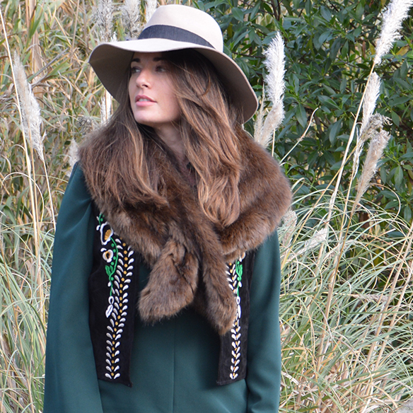 15-colgadas-de-una-percha-alicia-alvarez-navidad-christmas-verde-green-chaleco-vest-flared-pants-velvet-terciopelo-estola-stole-1