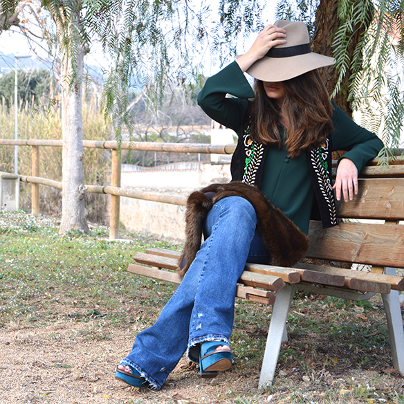 15-colgadas-de-una-percha-alicia-alvarez-navidad-christmas-verde-green-chaleco-vest-flared-pants-velvet-terciopelo-estola-stole-2