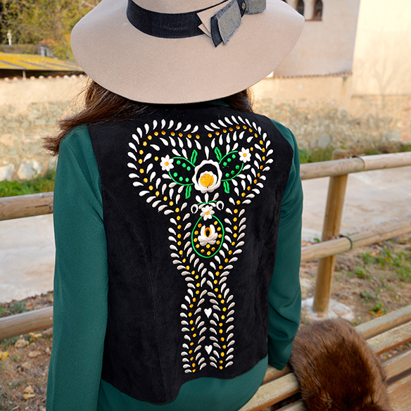 15-colgadas-de-una-percha-alicia-alvarez-navidad-christmas-verde-green-chaleco-vest-flared-pants-velvet-terciopelo-estola-stole-3