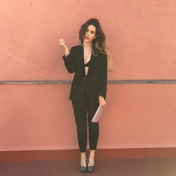 15-colgadas-de-una-percha-anna-duarte-fin-de-año-new-years-eve-traje-negro-black-suit-blazer-cropped-pants-red-lips-3