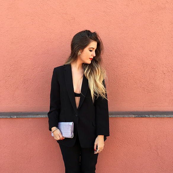 15-colgadas-de-una-percha-anna-duarte-fin-de-año-new-years-eve-traje-negro-black-suit-blazer-cropped-pants-red-lips-4