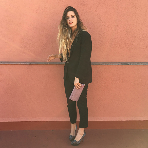 15-colgadas-de-una-percha-anna-duarte-fin-de-año-new-years-eve-traje-negro-black-suit-blazer-cropped-pants-red-lips-2