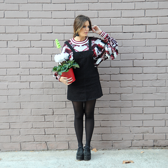 15-colgadas-de-una-percha-anna-duarte-navidad-christmas-pichi-pinafore-mangas-murcielago-bat-sleeves-berenjena-eggplant-trenza-braid-3