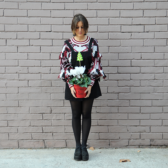 15-colgadas-de-una-percha-anna-duarte-navidad-christmas-pichi-pinafore-mangas-murcielago-bat-sleeves-berenjena-eggplant-trenza-braid-7