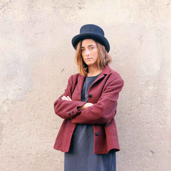 15-colgadas-de-una-percha-bebofi-navidad-christmas-sombrero-hat-vestido-midi-dress-chaqueta-blazer-calcetines-socks-oxford-shoes-5